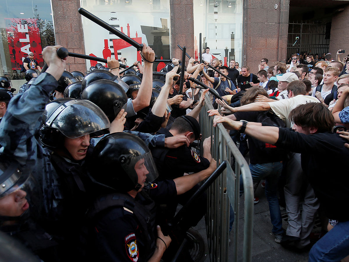 Law enforcement officers clash with protesters during a rally calling for opposition candidates to be registered for elections to Moscow City Duma, the capital`s regional parliament, in Moscow, Russia on 27 July 2019. Photo: Reuters
