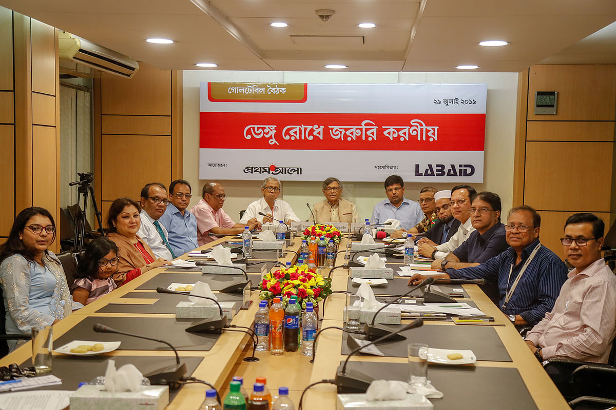 Participants pose for a photograph at a roundtable on ways to fight dengue at Karwan Bazar’s CA Bhaban on Monday. Photo: Prothom Alo.