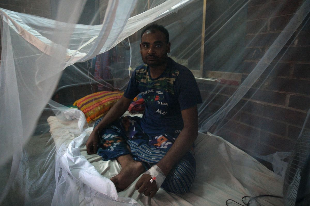 A Bangladeshi man (R) suffering from dengue fever receives treatment at the Shaheed Suhrawardy Medical College and Hospital in Dhaka on 29 July, 2019. Photo: AFP