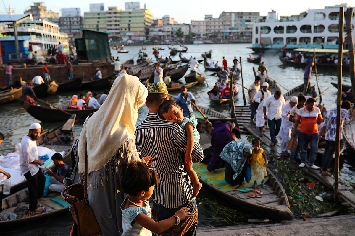 People gather at a boat terminal to cross the Buriganga river by boat in Dhaka, Bangladesh, 28 July, 2019. Photo: Reuters