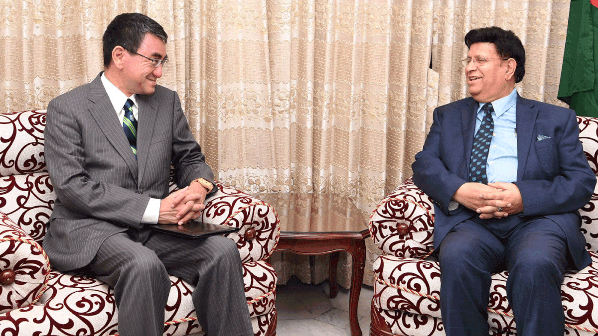Japanese foreign minister Tara Kono (L) holds a meeting with Bangladesh foreign minister AK Abdul Momen at State guesthouse Meghna in Dhaka on Tuesday evening. Photo: PID