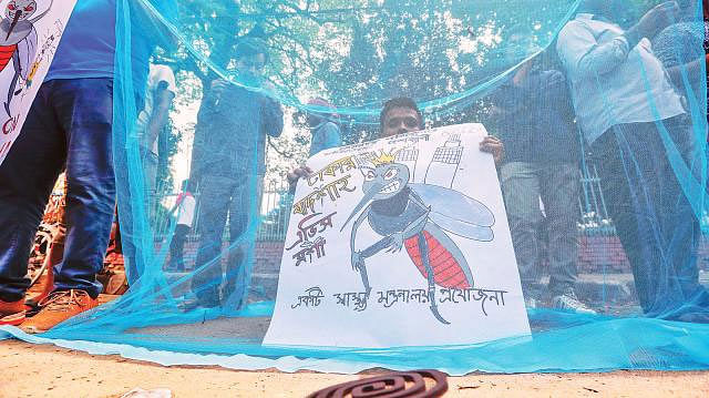 Bangladesh Jubo Union holds a human chain demanding removal of two Dhaka city mayors at Shahbagh intersection on Tuesday. Photo: Sajid Hossain