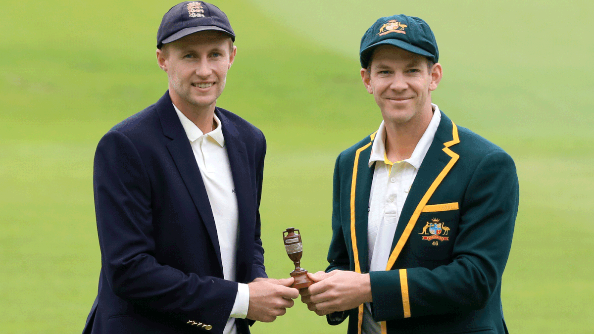England`s captain Joe Root (L) and Australia`s captain Tim Paine hold the urn containing the Ashes on the eve of the first Ashes cricket test match between Australia and England at Edgbaston in Birmingham, north England on 31 July 2019. Photo: AFP