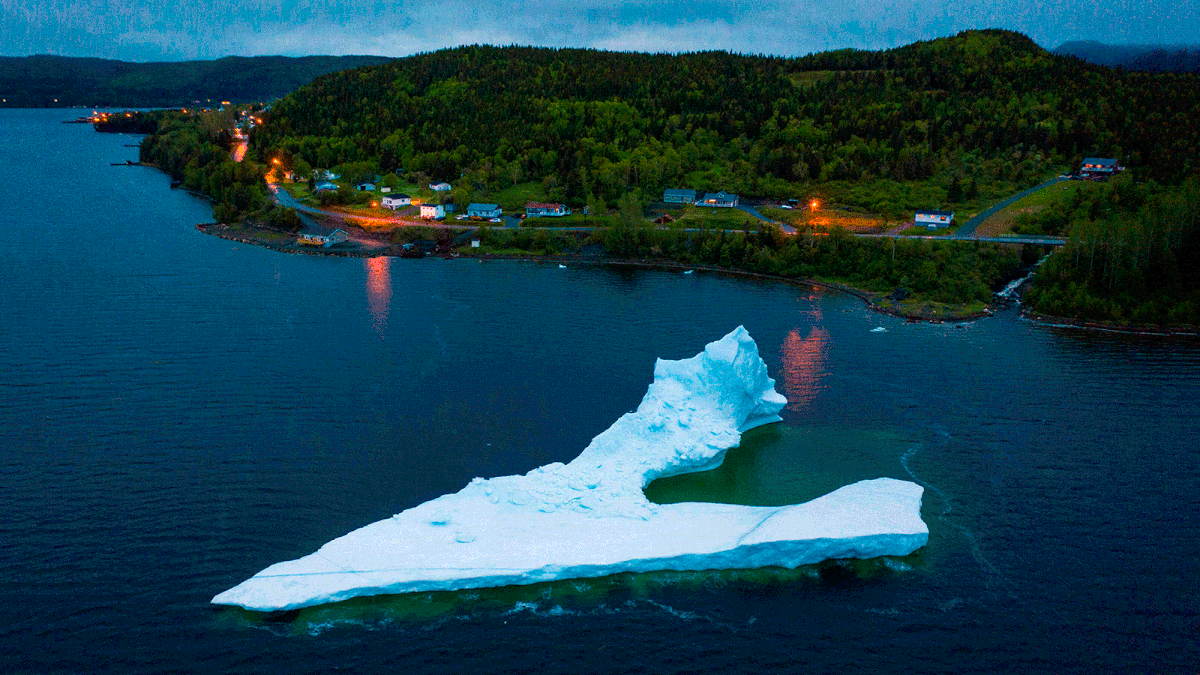 An iceberg floats near the seashore of King`s Point on 2 July 2019 in Newfoundland, Canada. Formerly the center of cod fishing, the island province now sees more and more Icebergs that made their last trip from Greenland to Newfoundland. Photo: AFP