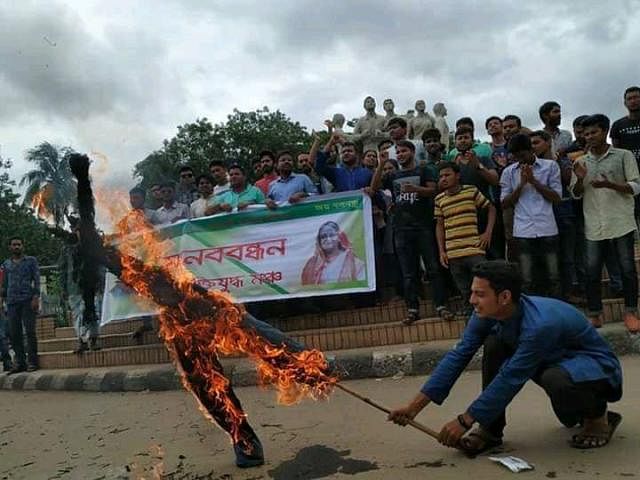 Muktijuddha Mancha members burn effigies of health and family welfare minister Zahid Maleque and mayors of Dhaka North and South city corporations on Dhaka University campus on 28 July. Photo: Asif Hawlader