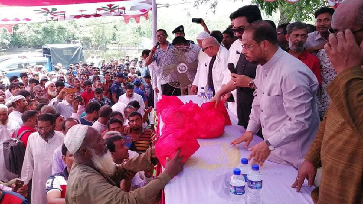 Jatiya Party chairman GM Quader distributes relief to flood victims in Kurigram on Saturday. Photo: UNB.