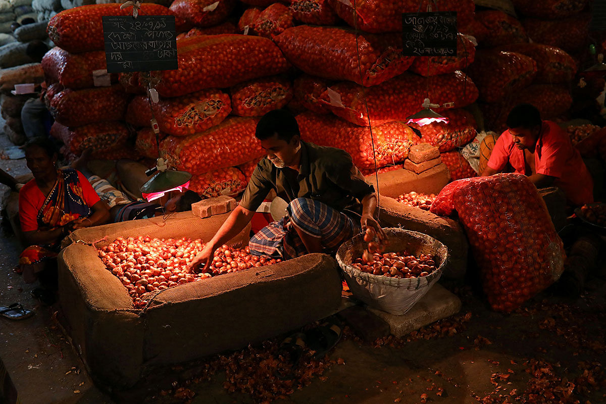 People work at an onion wholesale market in the Kawran Bazar in Dhaka, Bangladesh, 24 July 2019. Photo: Reuters