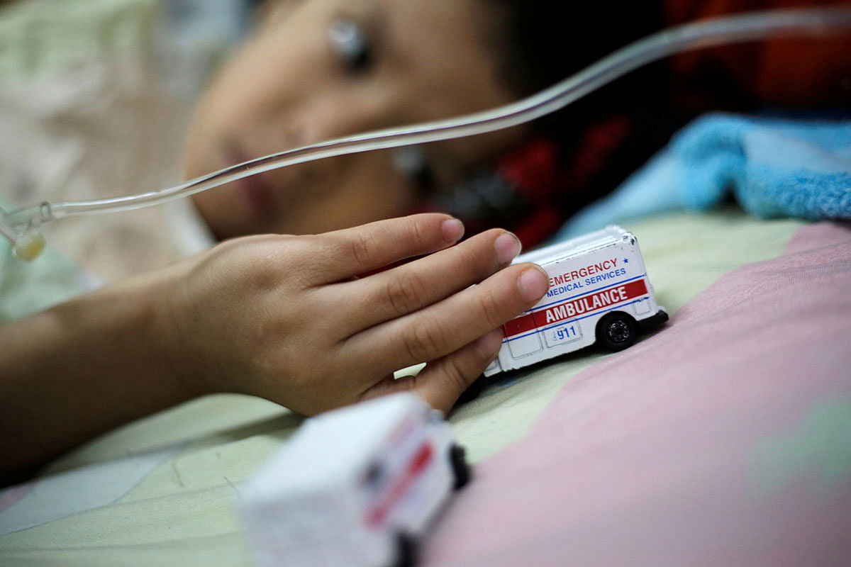 A boy with dengue fever plays with a toy car on his bed at Hospital Escuel in Tegucigalpa, Honduras, 29 July 2019. Photo: Reuters