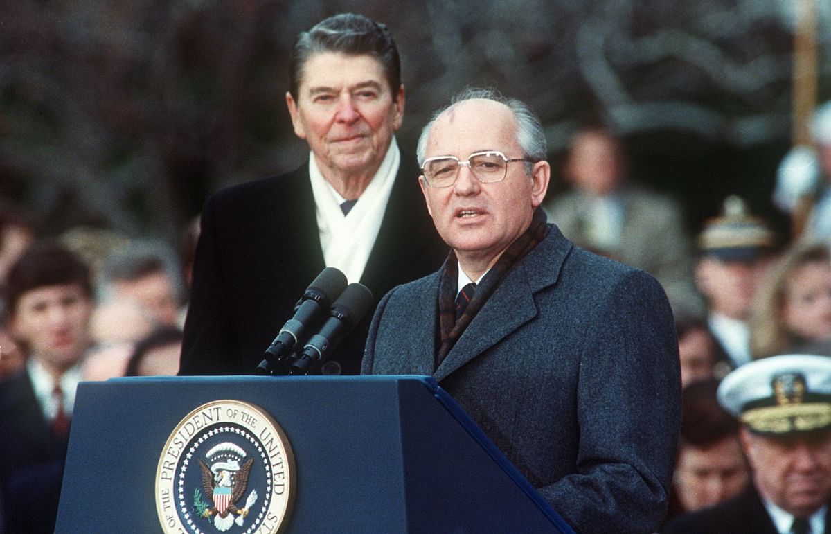 In this file photo taken on 8 December 1987 shows US President Ronald Reagan (L) with Soviet leader Mikhail Gorbachev during welcoming ceremonies at the White House on the first day of their disarmament summit, after a three-day summit in Washington, both superpowers leaders put their names to the Intermediate-range Nuclear Forces (INF) Treaty in a first attempt to reverse the nuclear arms race. Photo: AFP