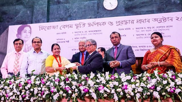 Singer Farida Parveen receives Firoza Begum Memorial Gold Medal from DU vice-chancellor professor Md Akhtaruzzaman on Dhaka University campus on Sunday. Photo: Prothom Alo
