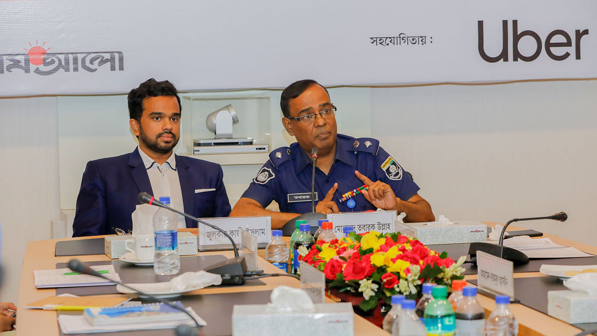 Superintendent of police of National Emergency Service 999, Mohammad Tabarak Ullah ®, speaks at a roundtable while Uber Bangladesh’s chief Zulquar Quazi Islam looks on. Photo: Prothom Alo.