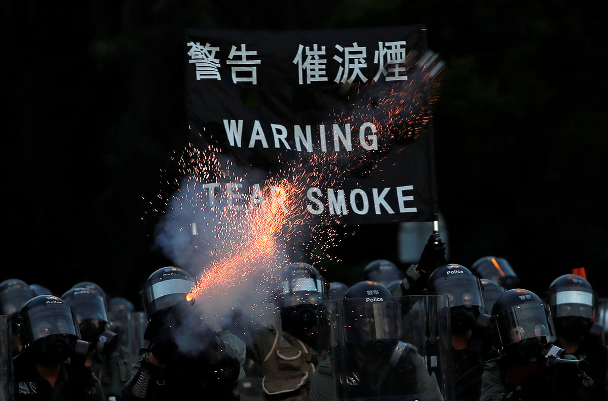 Police fires tear gas a demonstration in support of the city-wide strike and to call for democratic reforms at Tai Po residential area in Hong Kong, China, 5 August, 2019. Photo: Rueters