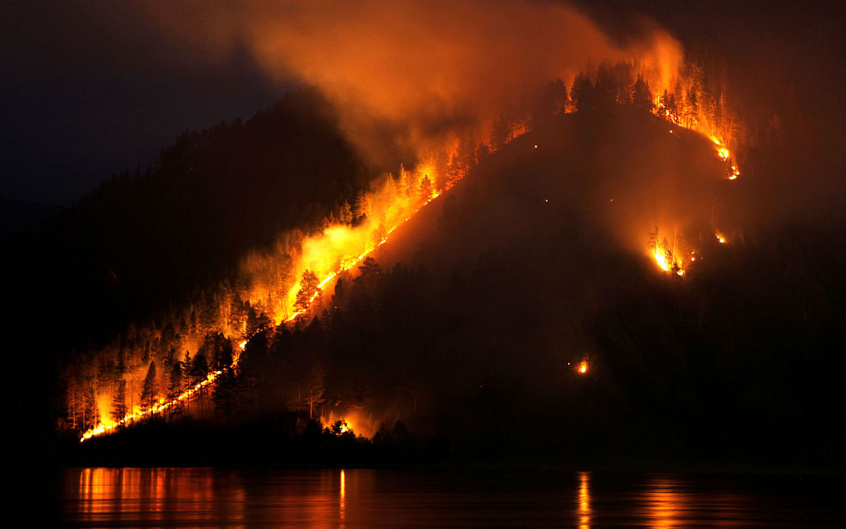 Dry grass, bushes and trees burn on the bank of the Yenisei River in Taiga district, near Russia’s Siberian city of Krasnoyarsk, 21 April 2011. Photo: Reuters