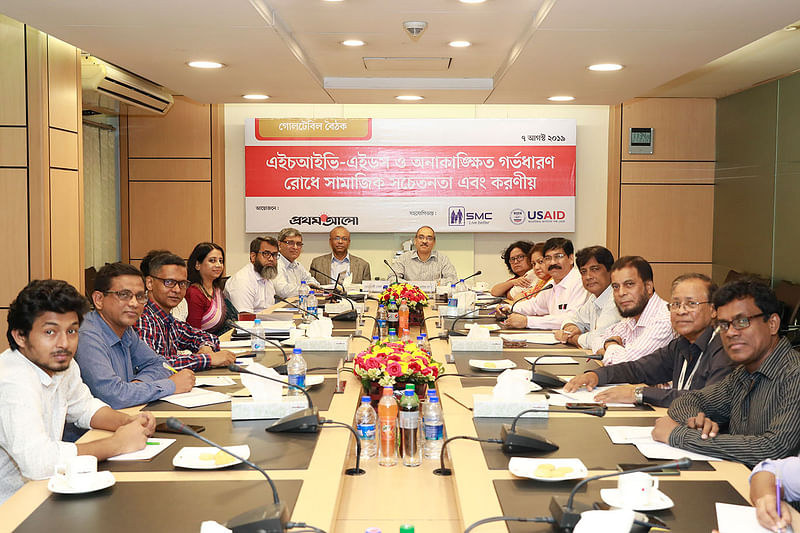 Participants pose for a photograph at a roundtable on ways to prevent HIV-AIDS and unwanted pregnancy at Karwan Bazar’s CA Bhaban on Wednesday. Photo: Prothom Alo.