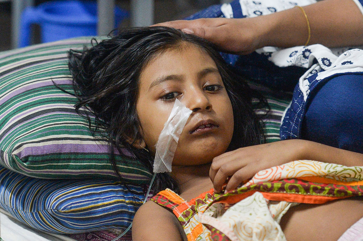This photograph taken on 4 August 2019, a Bangladeshi child suffering from dengue fever rests at the Shaheed Suhrawardy Medical College and Hospital in Dhaka. Photo: AFP
