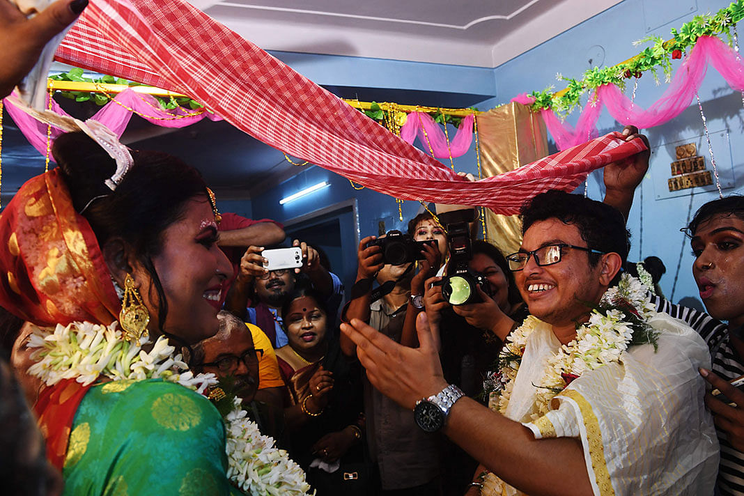 This photo taken on 5 August 2019 shows transgender woman Tista Das (L) 38, and transgender man Dipan Chakraborty, 40, performing the rituals of a traditional Hindu marriage ceremony in Kolkata. Photo: AFP