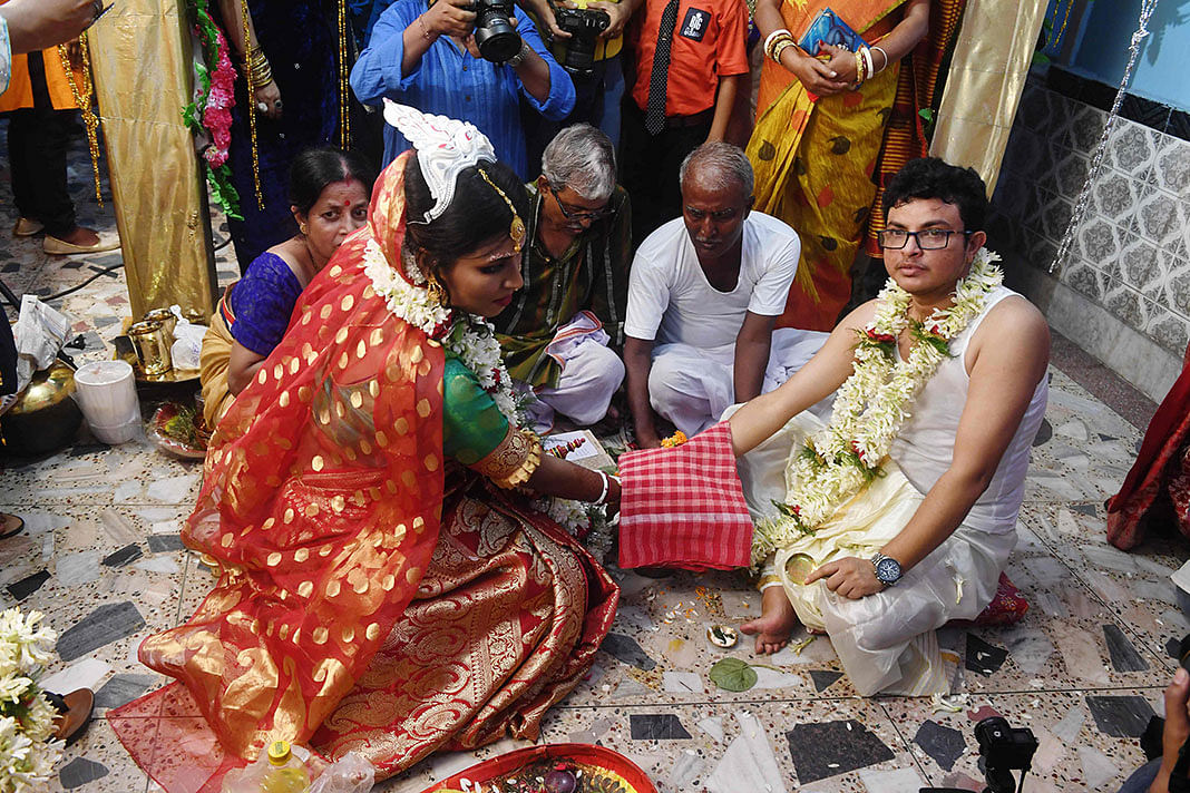 This photo taken on 5 August 2019 shows transgender woman Tista Das (L) 38, and transgender man Dipan Chakraborty, 40, performing the rituals of a traditional Hindu marriage ceremony in Kolkata. Photo: AFP