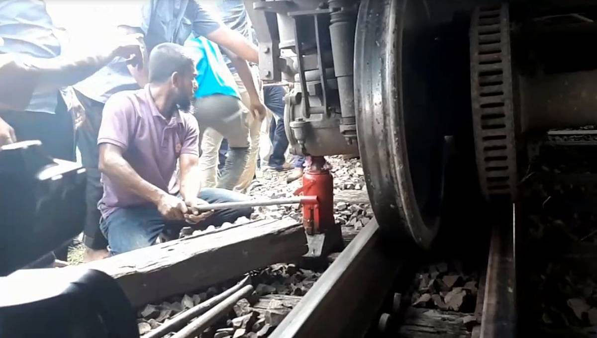 Derailment halts communication between Dhaka with northern and southern districts. Photo: UNB