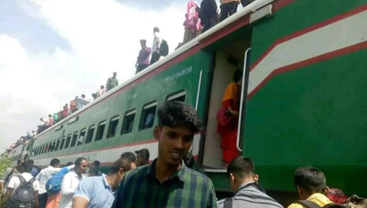 Train get stuck at the eastern side of Bangabandhu Bridge due to the derailment. Photo: UNB