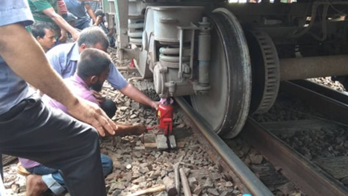 Derailment halts communication between Dhaka with northern and southern districts. Photo: UNB