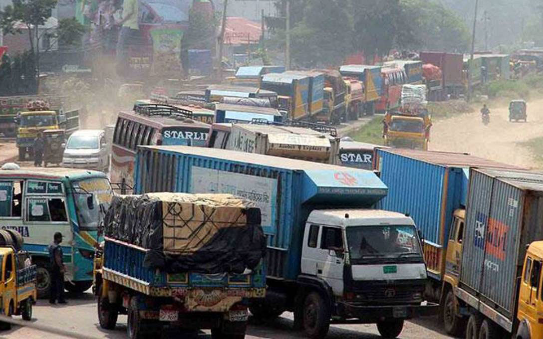 Heavy traffic jam on highway. Photo: UNB