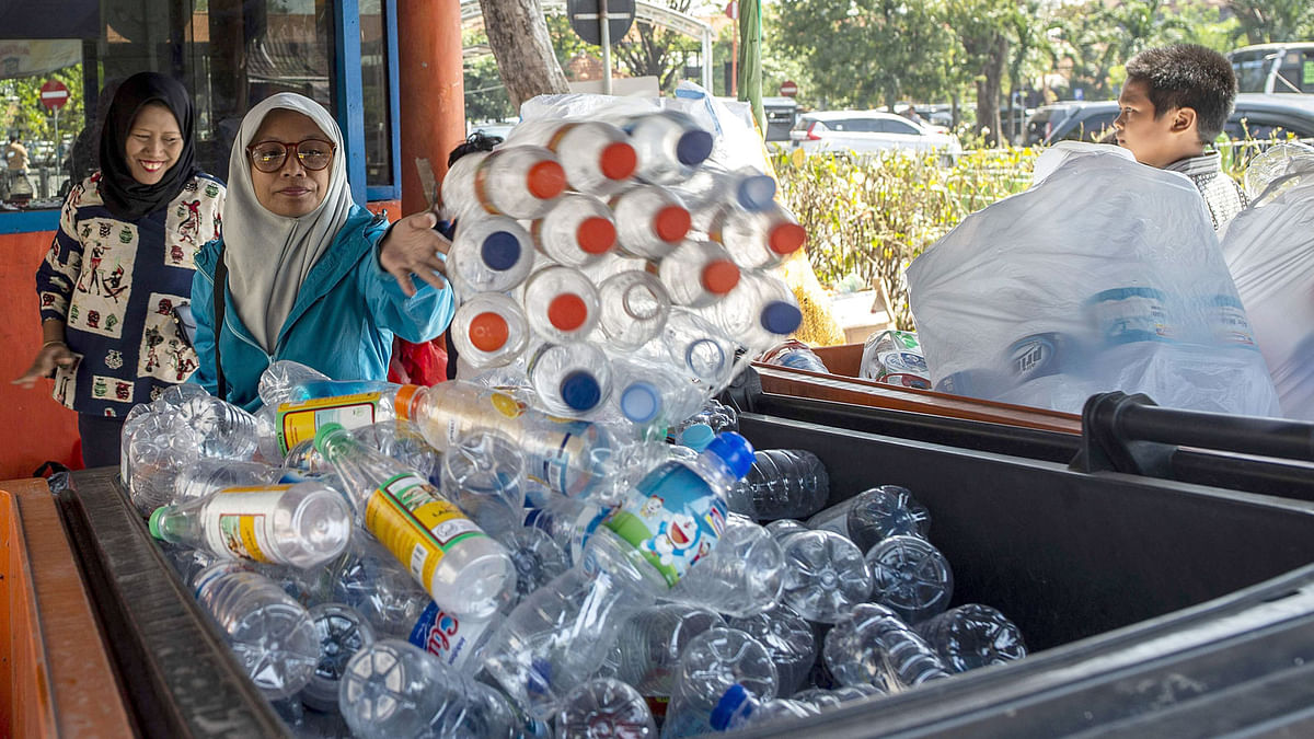 This picture taken on 21 July 2019 shows commuters exchanging plastic bottles for Suroboyo bus tickets at a terminal in the Indonesian city of Surabaya. Photo: AFP
