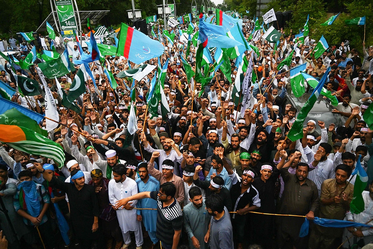Supporters of the Pakistani political and Islamic party Jammat-e-Islami (JI) pray wave their party flags as they march during an anti-Indian protest rally in Islamabad on 9 August, 2019, as they condemn the India stripped the disputed Kashmir region of its special. Photo: AFP