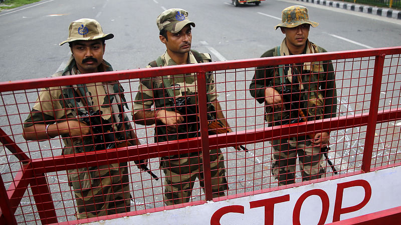 Security personnel stand guard at a roadblock ahead of Muslim`s Friday noon prayers in Jammu on 9 August 2019, after the Indian government stripped Jammu and Kashmir of its autonomy. Photo: AFP