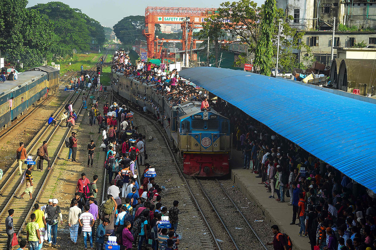 People cram onto a train to travel back home to be with their families ahead of the Muslim festival of Eid al-Azha, in Dhaka on 9 August 2019. Photo: AFP