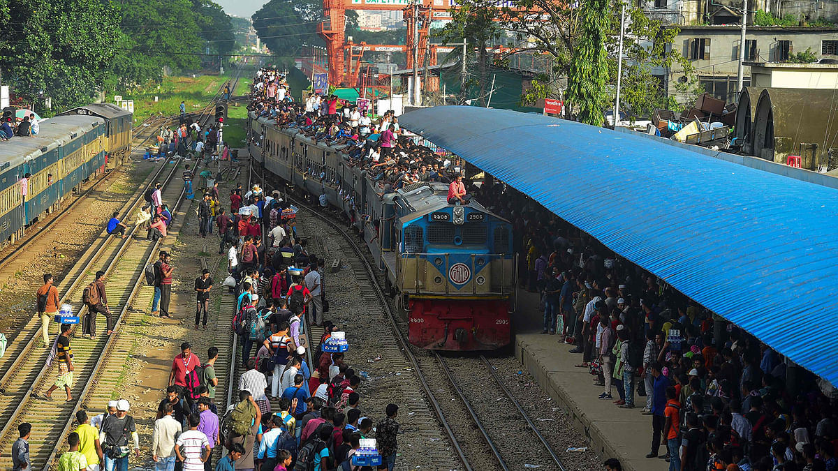 People cram onto a train to travel back home to be with their families ahead of the Muslim festival of Eid al-Adha, in Dhaka on 9 August 2019. Photo: AFP