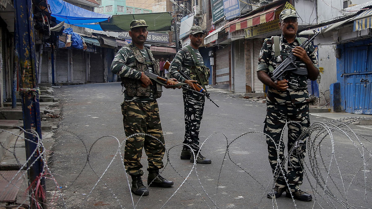 Security personnel stand guard at a roadblock ahead of Muslim`s Friday noon prayers in Jammu on 9 August 2019, after the Indian government stripped Jammu and Kashmir of its autonomy. Photo: AFP