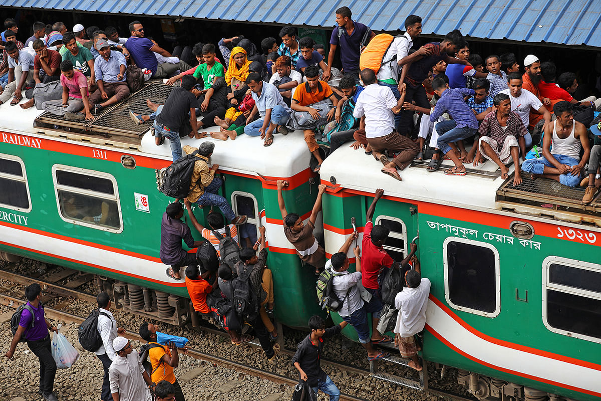 People board atop an overcrowded passenger train as they travel home to celebrate Eid al-Azha festival at a railway station in Dhaka, Bangladesh, on 10 August 2019. Photo: Reuters