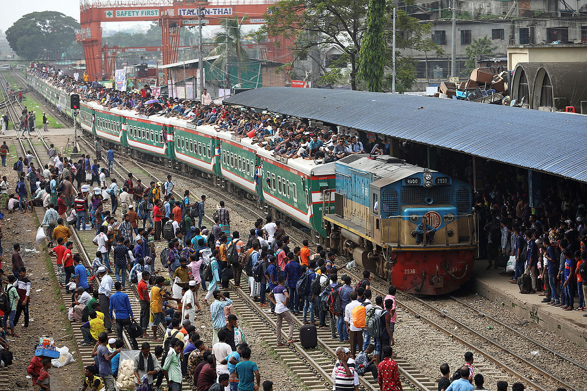 An overcrowded train approaches the station to carry passengers to their home to celebrate Eid al-Azha festival at a railway station in Dhaka, Bangladesh, on 10 August 2019. Photo: Reuters