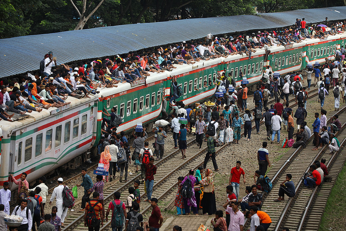 People board atop an overcrowded passenger train as they travel home to celebrate Eid al-Azha festival at a railway station in Dhaka, Bangladesh, on 10 August 2019. Photo: Reuters
