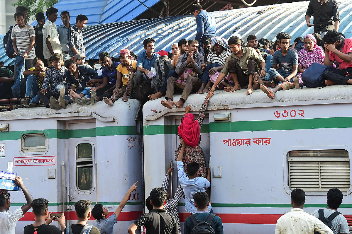 People cram onto a train to travel back home to be with their families ahead of the Muslim festival of Eid al-Azha, in Dhaka on 9 August 2019. Photo: AFP