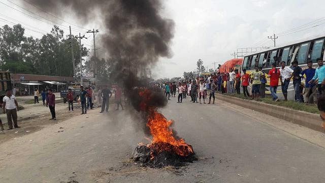 People protest at the authorities by setting fire on the Dhaka-Tangail highway’s Rabna area on Sunday for their apparent failure to manage traffic. Photo: Prothom Alo