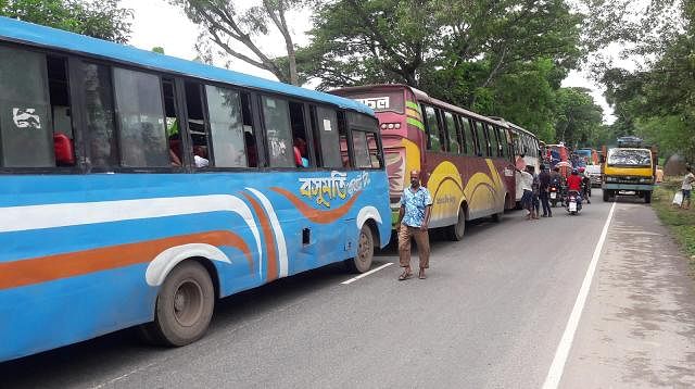 Vehicles move slowly on Dhaka-Aricha route on 10 August. Photo: Abdul Momin