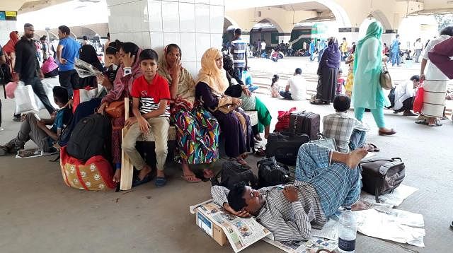 People wait for trains Kamalapur Railway Station. Hasan Rzaa took this photo on 10 August