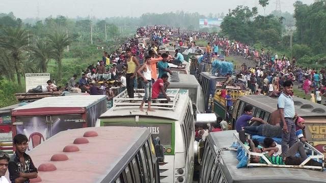 Thousands of people suffer due to long tailback on Dhaka-Tangail-Bangabandhu Bridge highway (east) on Sunday. Photo: Prothom Alo