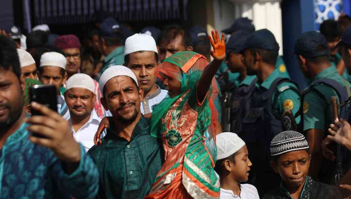 People of all ages throng the Eidgah in Dhaka on Monday on 12 August, 2019. Photo: UNB