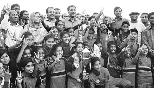 Palichora Government Girls Primary School team with guests at Rangpur stadium after becoming champions in the Bangamata Begum Faziluttennesa Mujib Gold Cup. The File photo: Prothom Alo