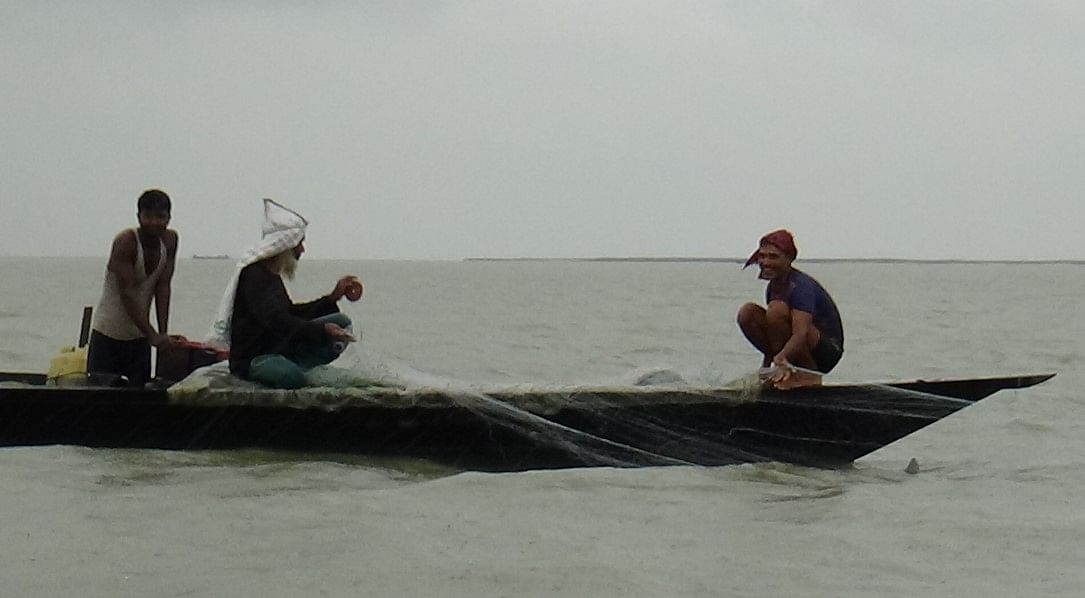 Fishermen catching fish with illegal gill net in Jamuna river in Enayetpur, Sirajganj on 14 August 2019. Photo: Ariful Goni
