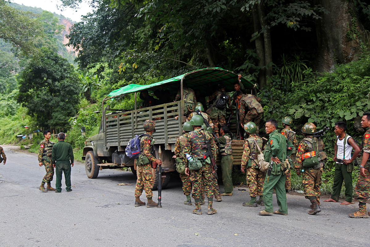 Myanmar army soldiers queue to climb into a vehicle after an insurgent attack on the Myanmar-China major trading route in Nawnghkio township, Shan state, Myanmar 15 August, 2019. Photo: Reuters
