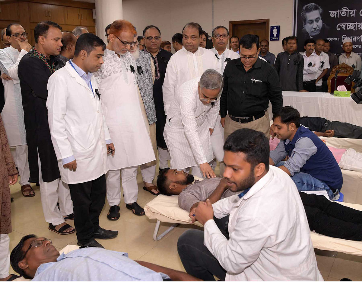 Chief justice Syed Mahmud Hossain checks a donor after inaugurating a blood donation programme marking the 44th martyrdom anniversary of Bangabandhu Sheikh Mujibur Rahman and the National Mourning Day on Thursday.