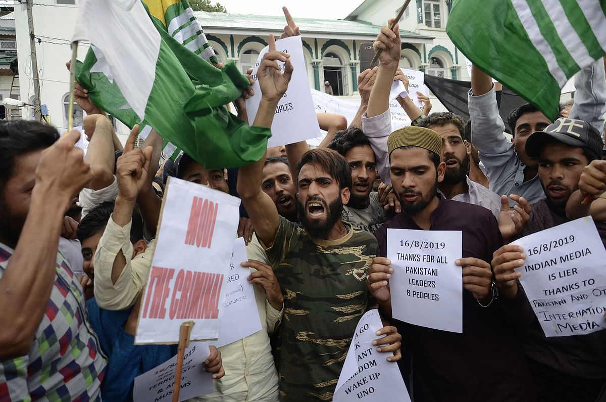 Protesters shout slogans at a rally against the Indian government`s move to strip Jammu and Kashmir of its autonomy and impose a communications blackout, in Srinagar on 16 August, 2019. Photo: AFP