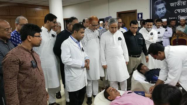 Chief justice Syed Mahmud Hossain inaugurates a blood donation programme marking the 44th martyrdom anniversary of Bangabandhu Sheikh Mujibur Rahman and the National Mourning Day on Thursday.