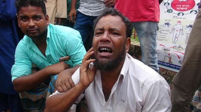 Mizanur Rahman, father of deceased college student Sumon, cries on the premises of Faridpur Medical College Hospital on Saturday. Photo: Prothom Alo