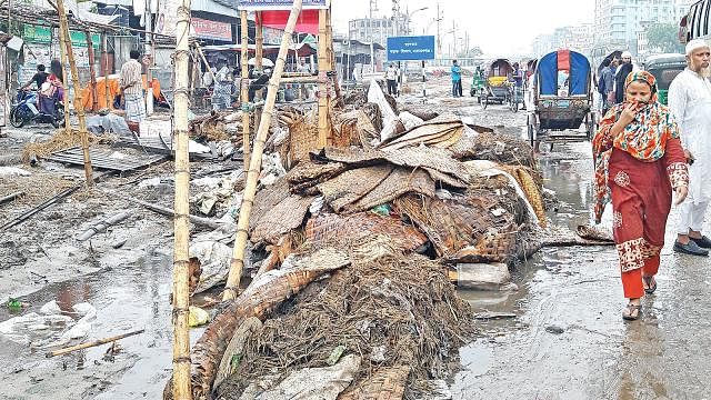 Waste of slaughtered animals still strewn around the city. Prothom Alo File Photo