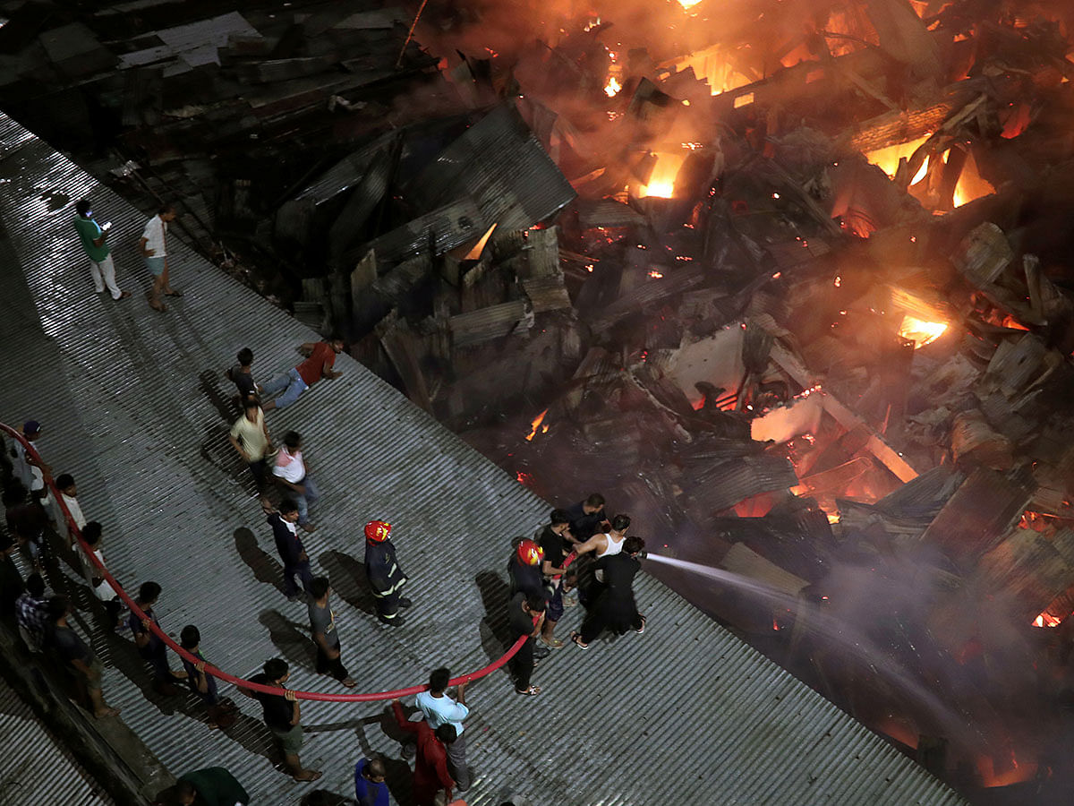 Firefighters attempt to extinguish a fire that broke out at a slum in Dhaka, Bangladesh, 16 August 2019. Photo: Reuters