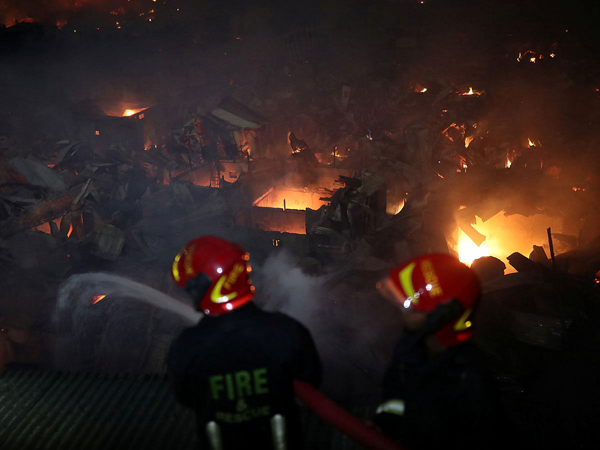 Firefighters attempt to extinguish a fire that broke out at a slum in Dhaka, Bangladesh, 16 August 2019. Photo: Reuters